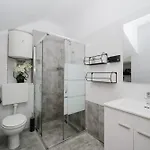 Mimi - Airport Apartman Pula