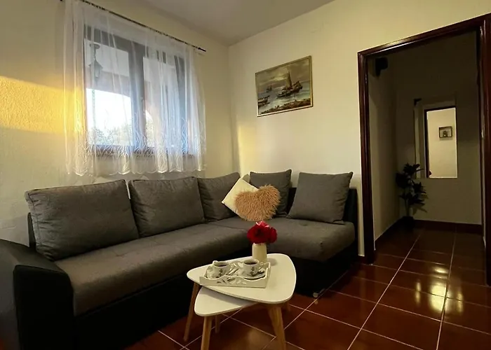 Mimi - Airport 아파트 풀라